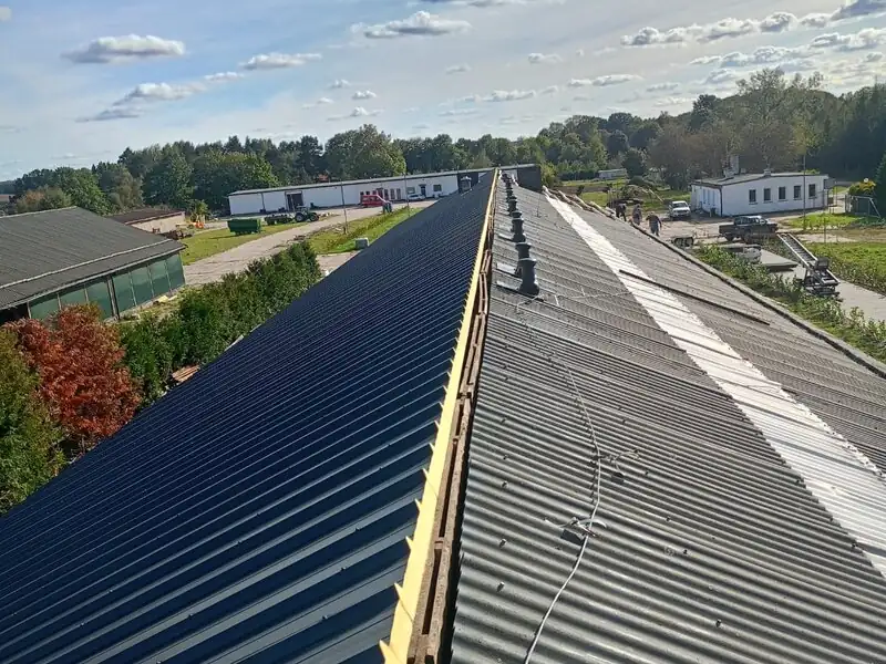 Precyzyjne układanie dachówki ceramicznej